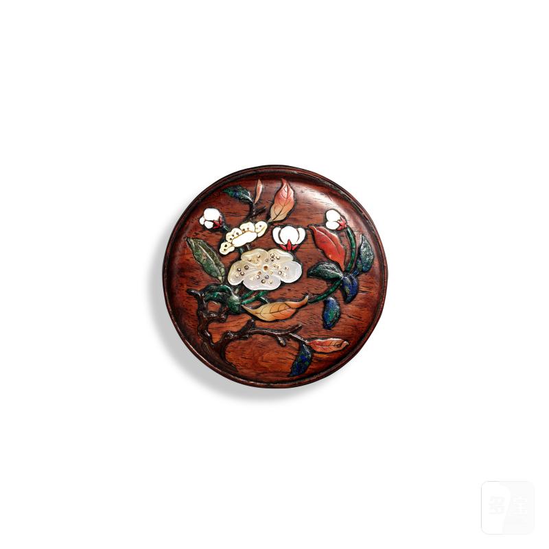 A silver and hardstone-inlaid huanghuali 'flower' box and cover, Qing dynasty, 17th century | 清十七世紀 黃花梨嵌銀絲百寶花卉圖蓋盒